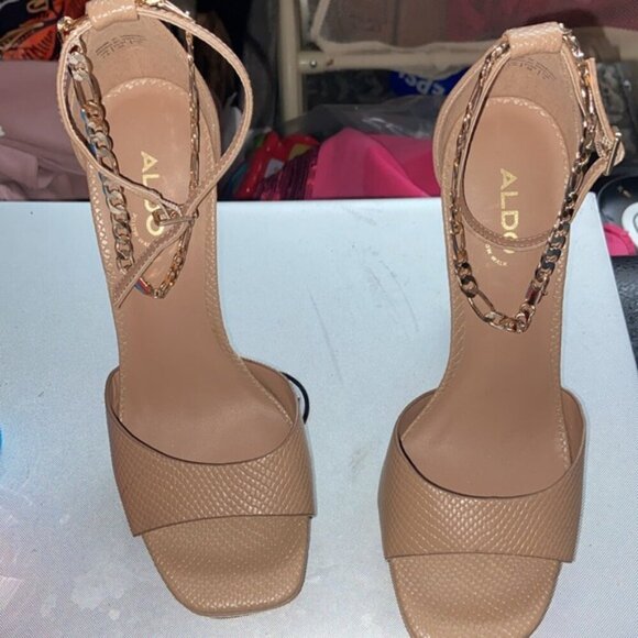 Aldo size 7.5 Tan Cream Heels with Golden chain - Picture 3 of 8